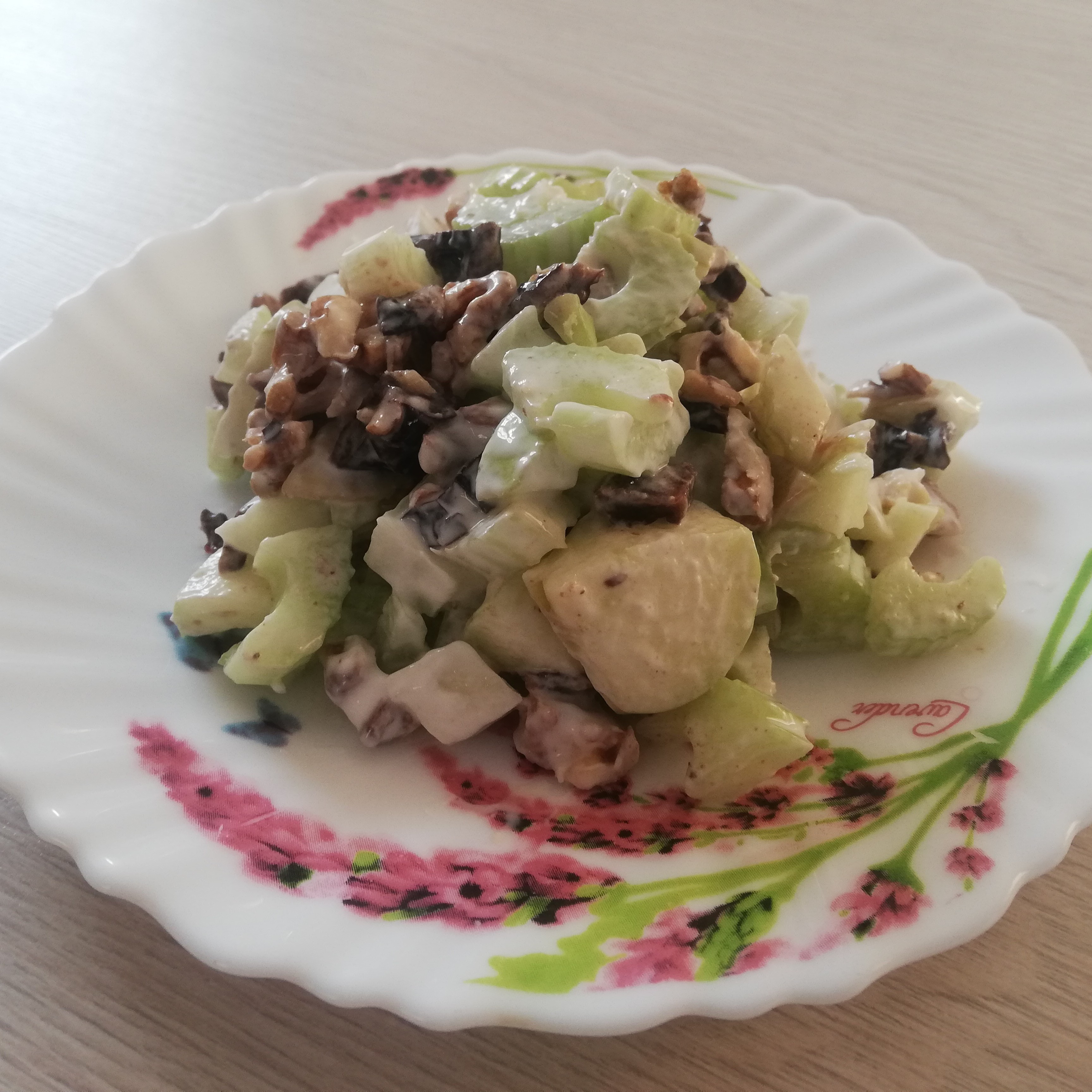 Зеленый салат с сельдереем и огурцом