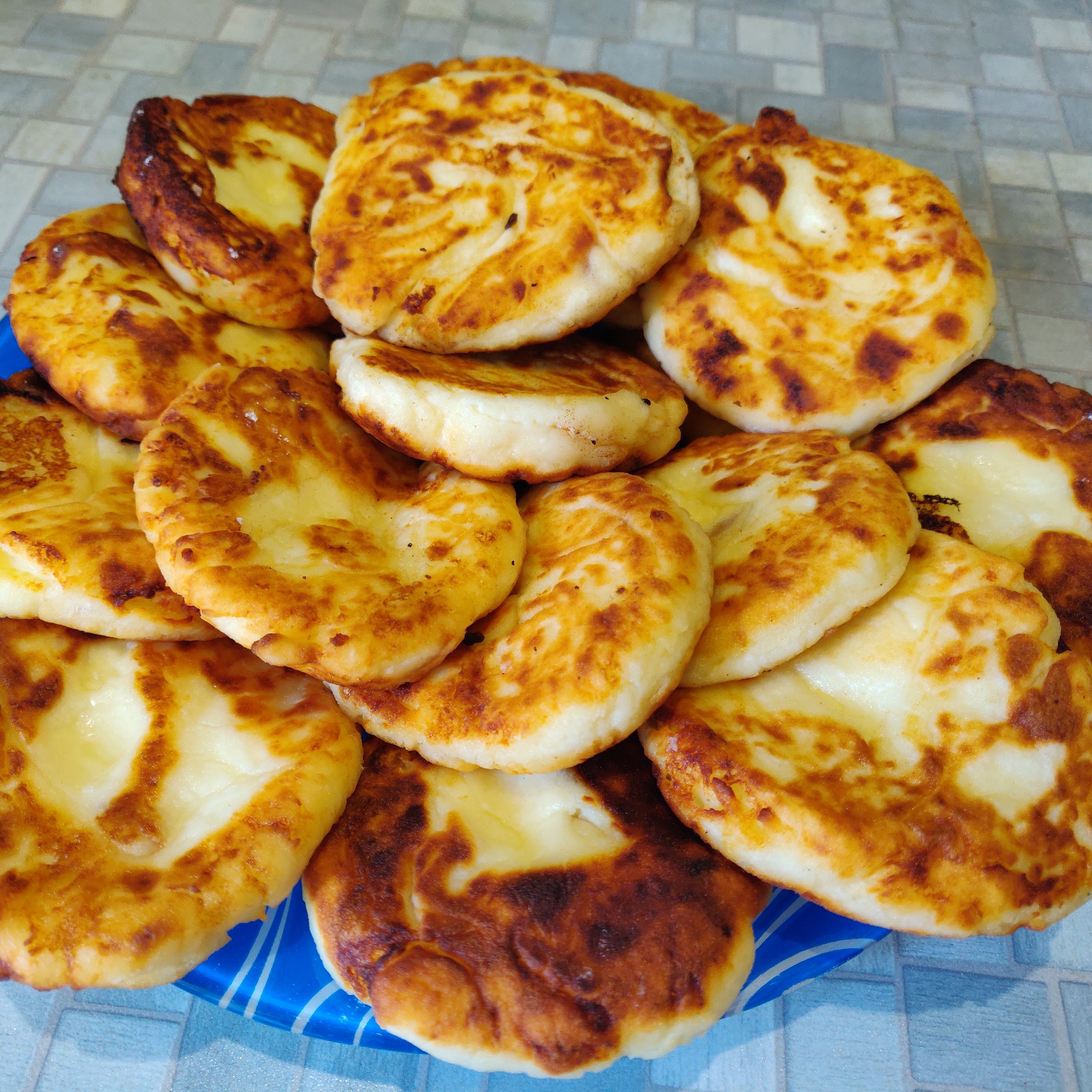 Сырники из творожной массы с изюмом