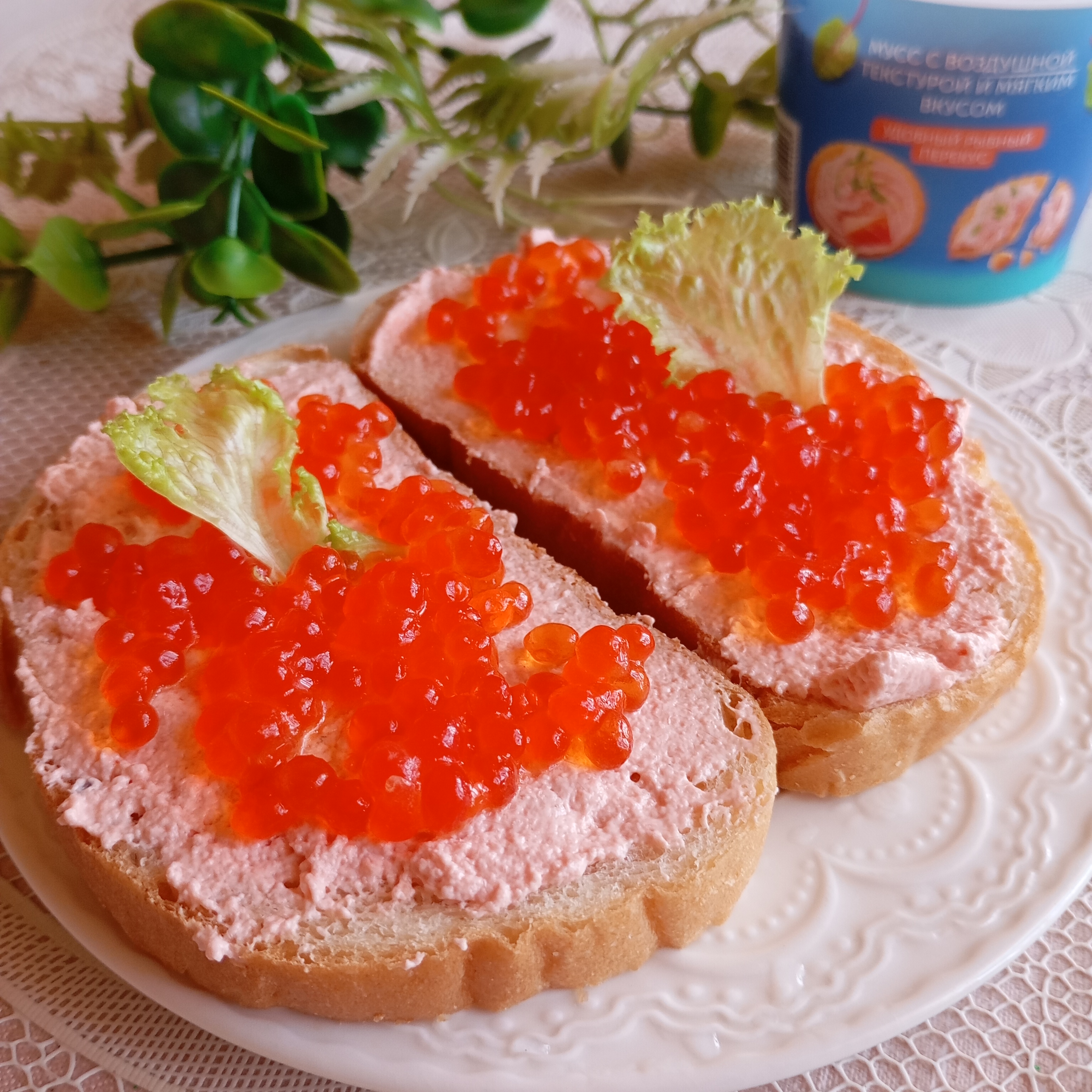 Тост с творожным сыром и красной икрой
