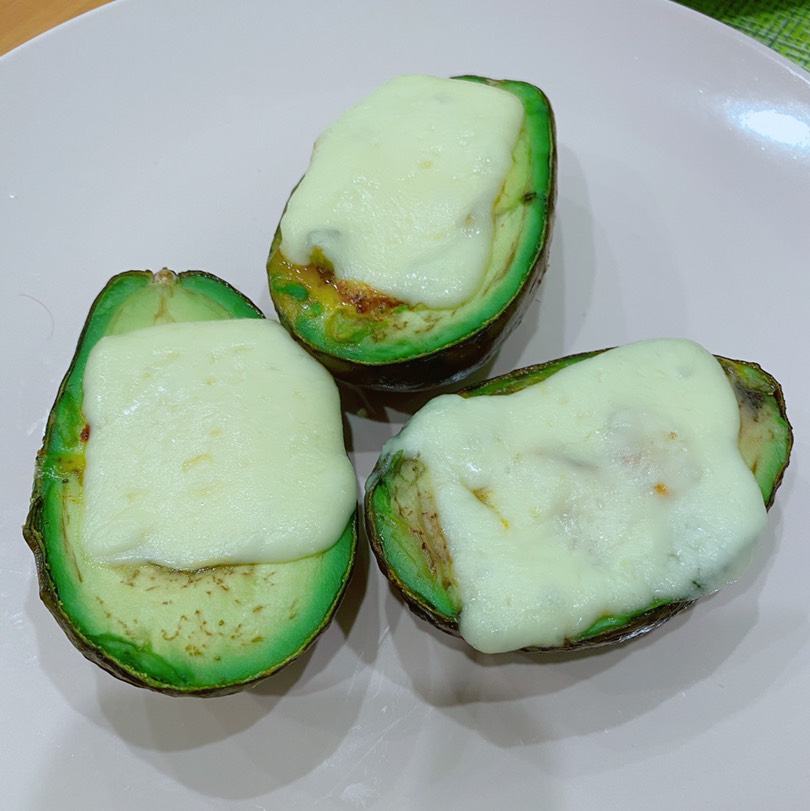 Авокадо, запечённое в духовке с яйцом и сыром