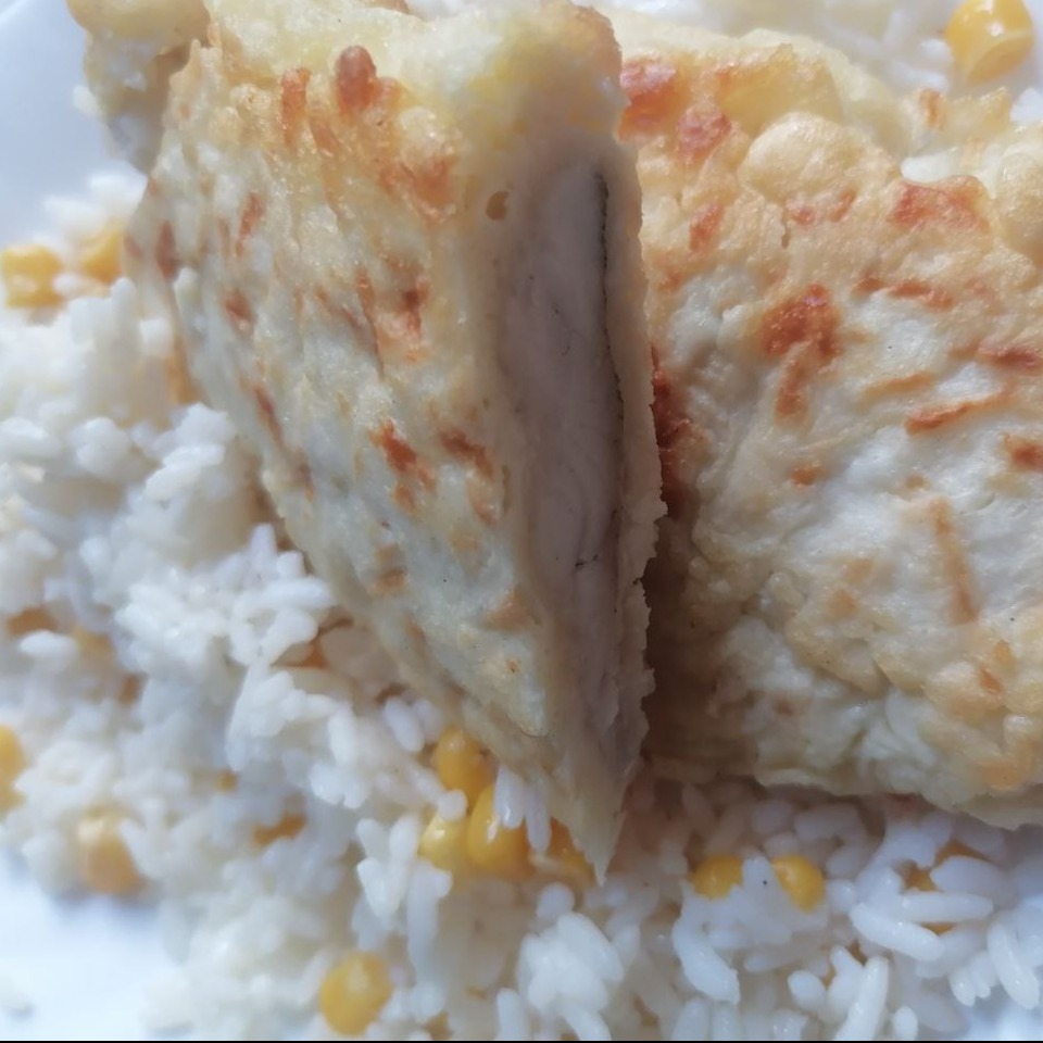 Простой отварной рис с горошком и кукурузой