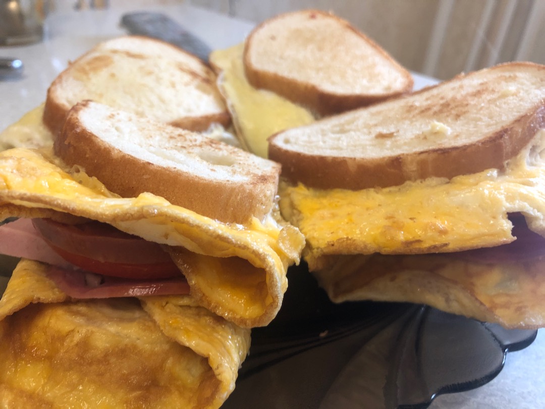 Бутерброд-сэндвич с яйцом, колбасой и помидором