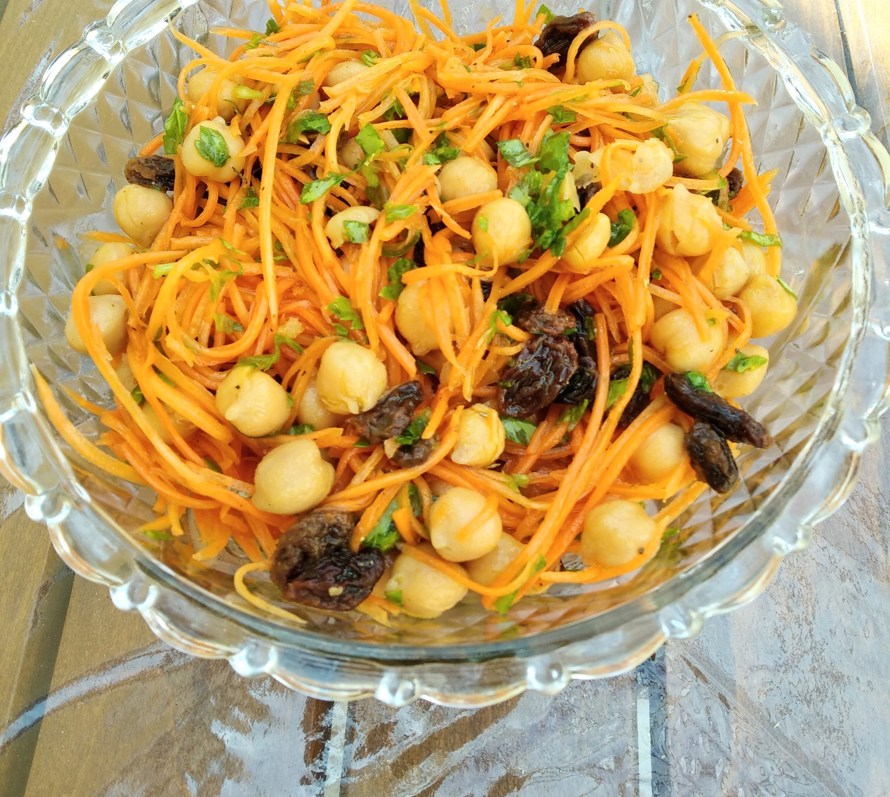 Марокканский морковный салат с нутом и изюмом