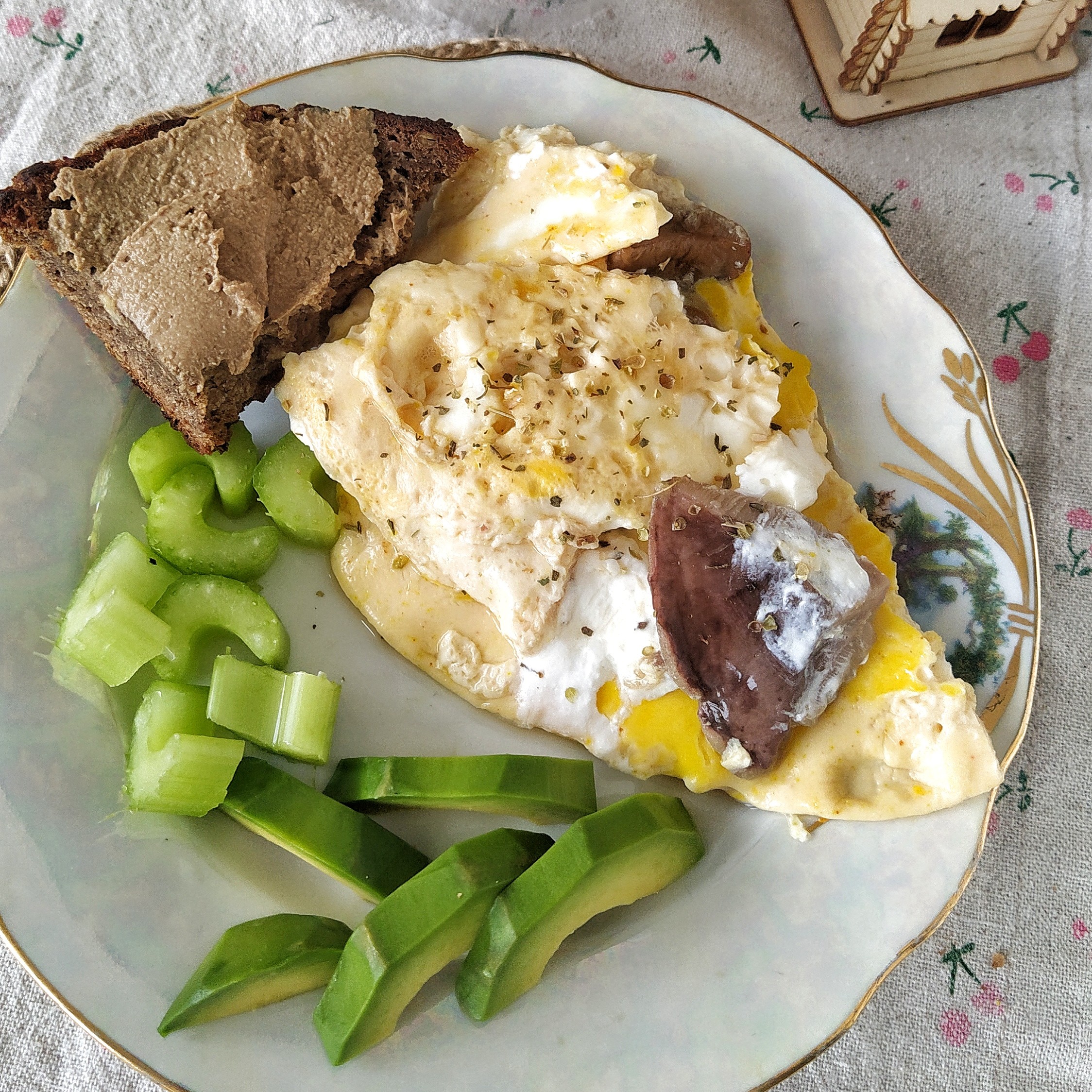 Омлет с грибами и творожным сыром