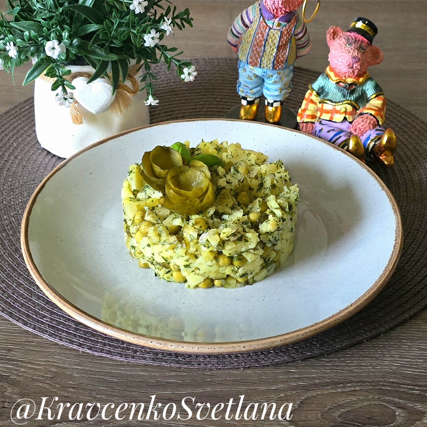 Постный салат из картофеля с маринованными огурцами и горошком