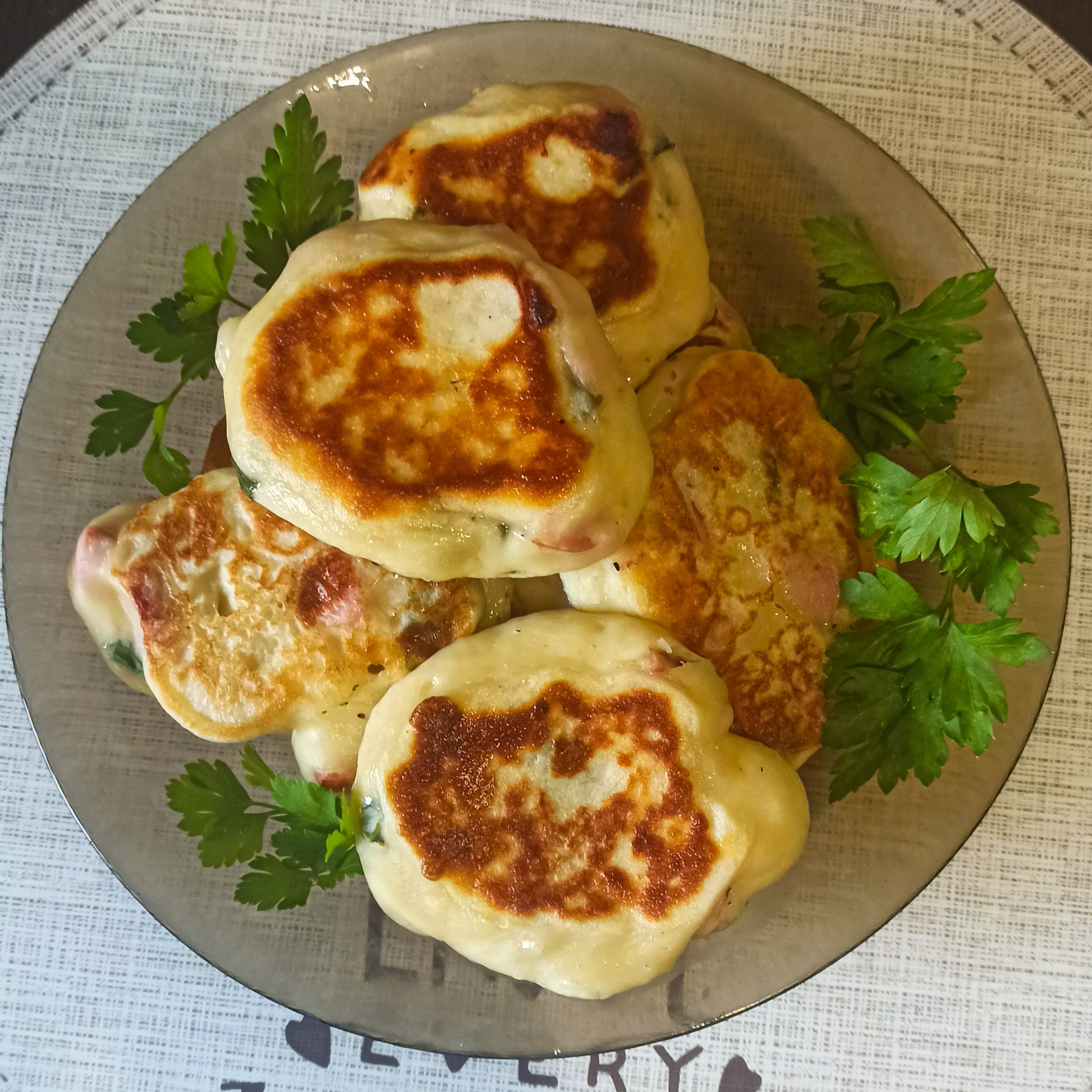 Оладушки с сосиской и зелёным луком