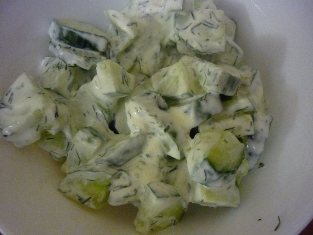Лёгкий огуречный салат со сметаной