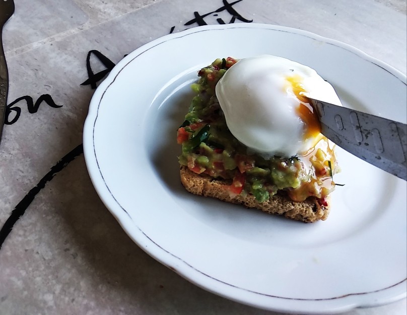 Брускетта с гуакамоле и яйцом пашот🥑