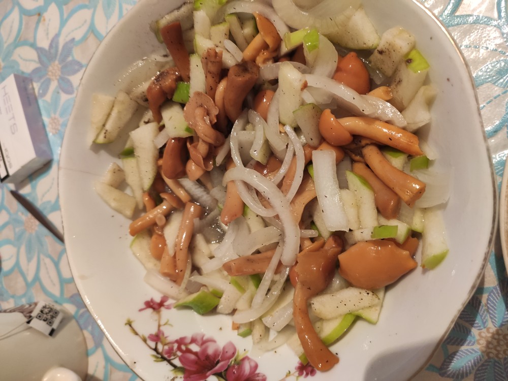 Салат с маринованными грибами по-украински