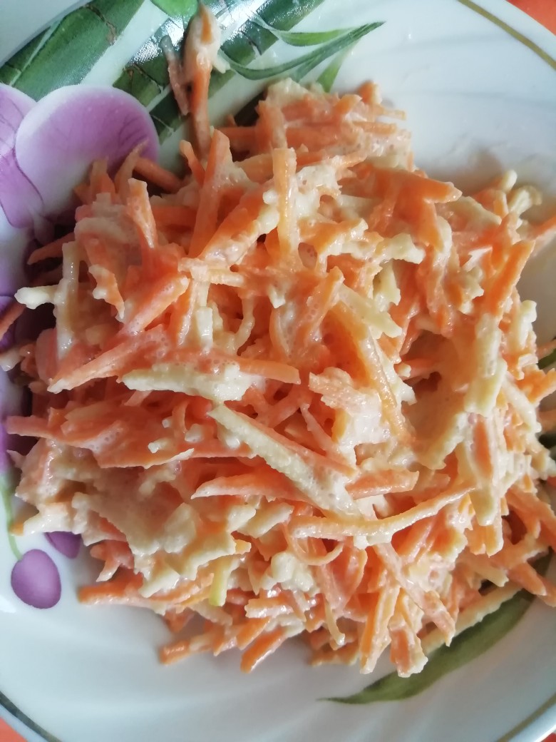 Лёгкий салат с яблоком и морковью