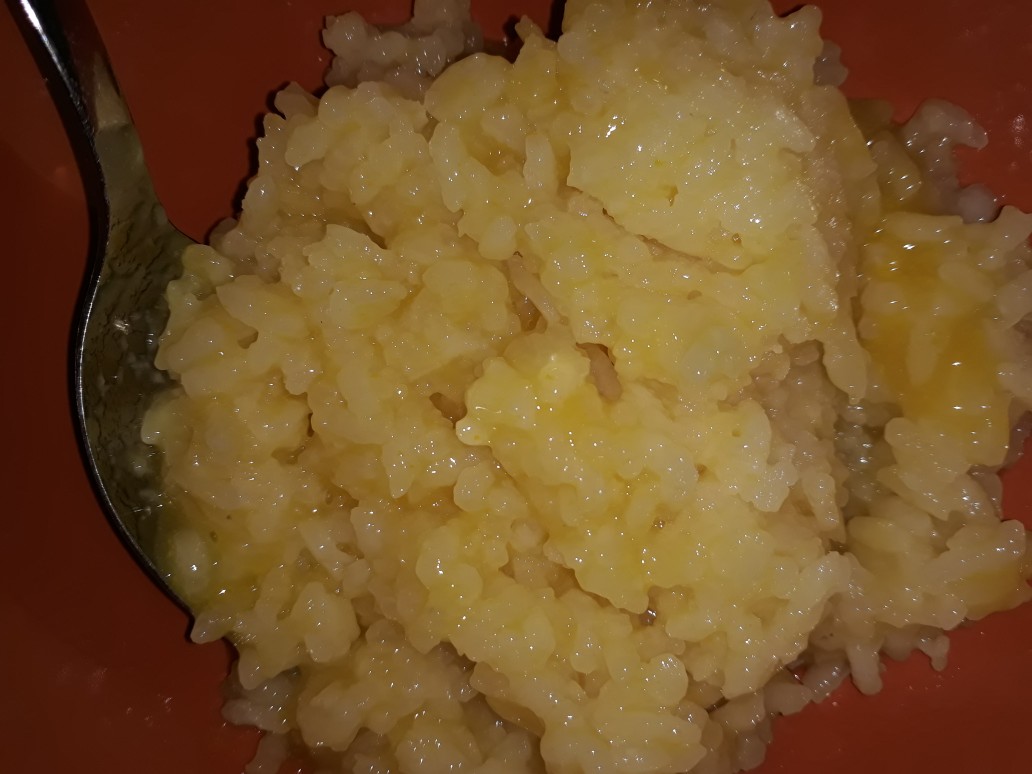 Десерт из сладкого яблочного  риса с финиками