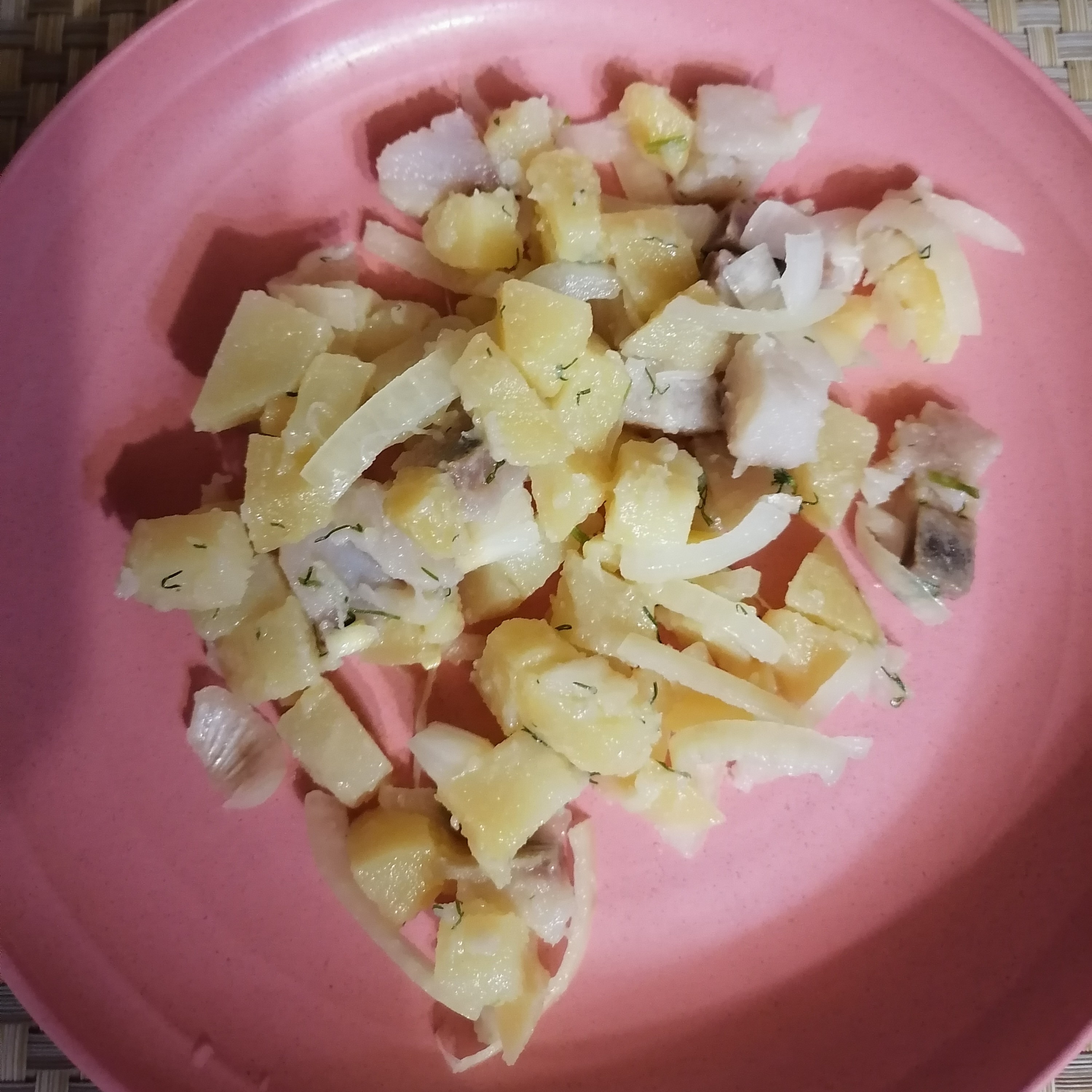 Салат из картофеля, сельди и красного лука