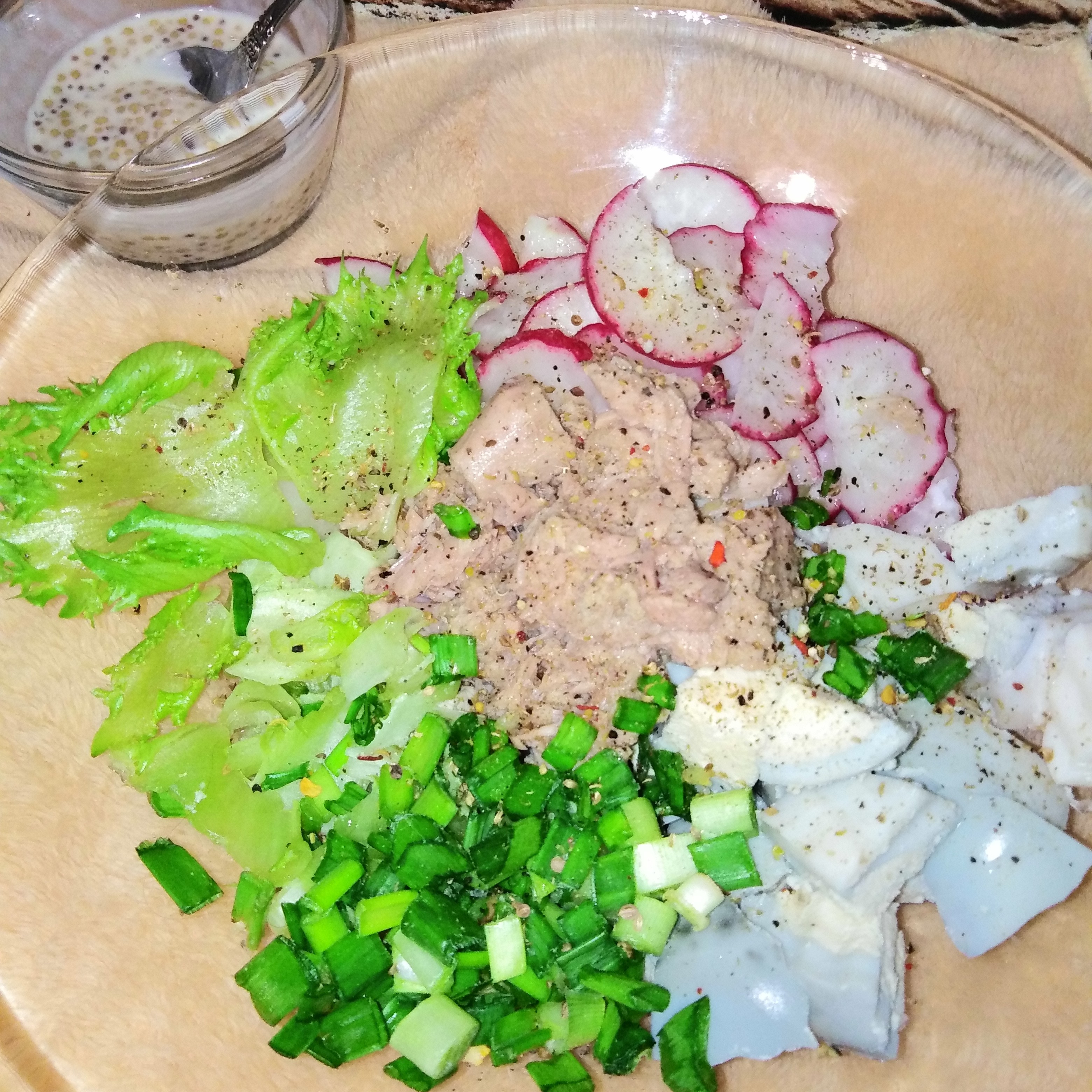 Свежий салат из яиц и тунца с редисом