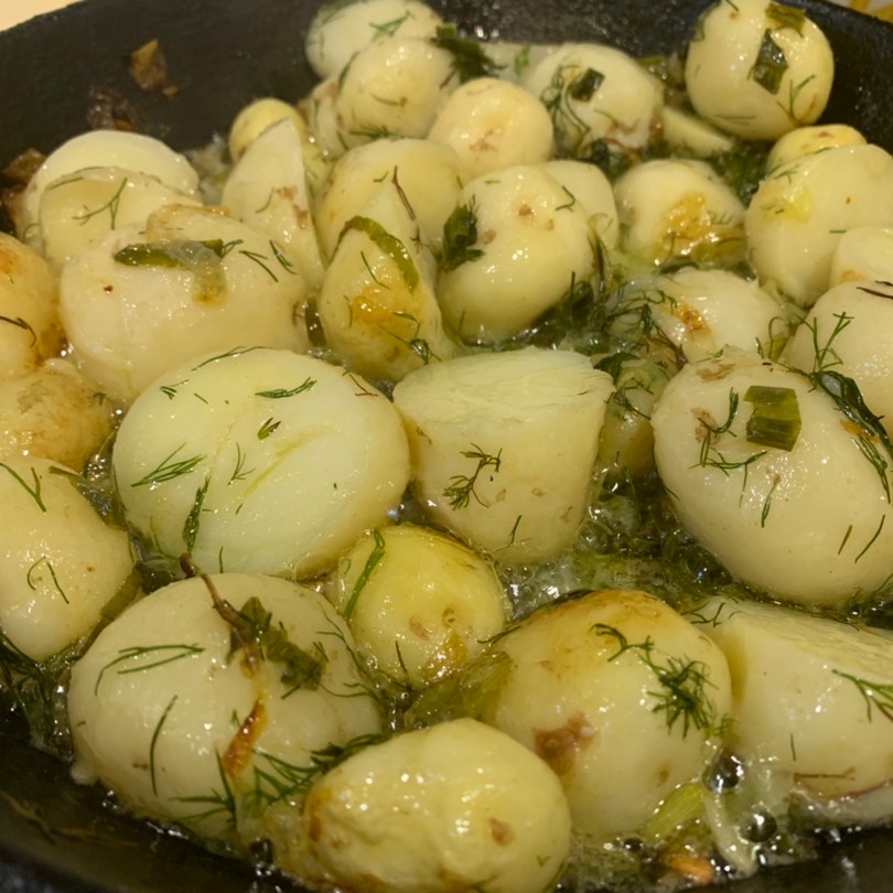 Молодой картофель с зеленью на сковороде