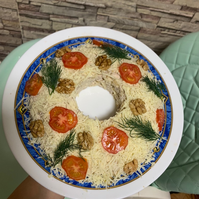Салат "Новогодняя сказка" с курицей, ананасами, сыром и орехами