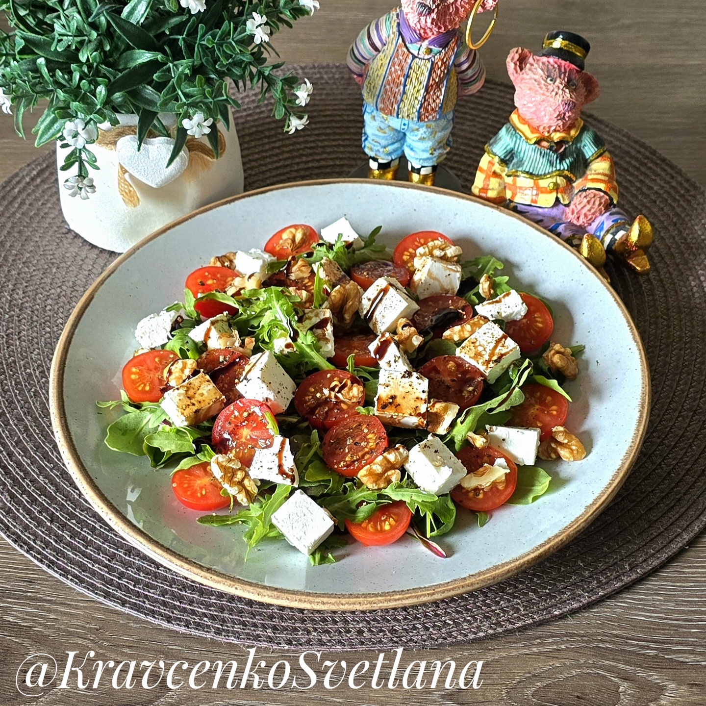 Салат с помидорами черри, рукколой, сыром фета и грецкими орехами