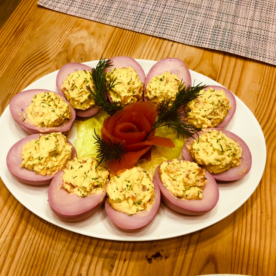 Закуска из розовых фаршированных яиц