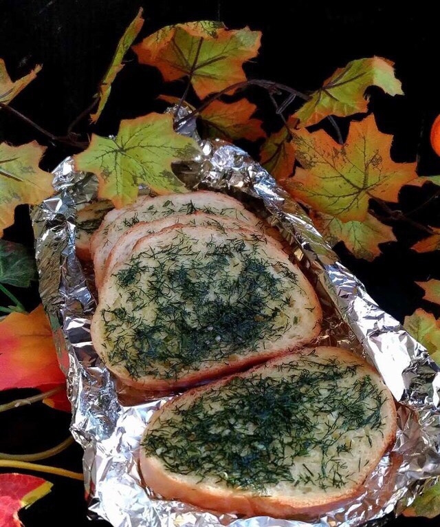 Запеченный батон с сыром, чесноком и зеленью