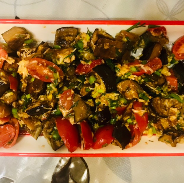 Салат с запеченным баклажаном и свежими помидорами 🤤