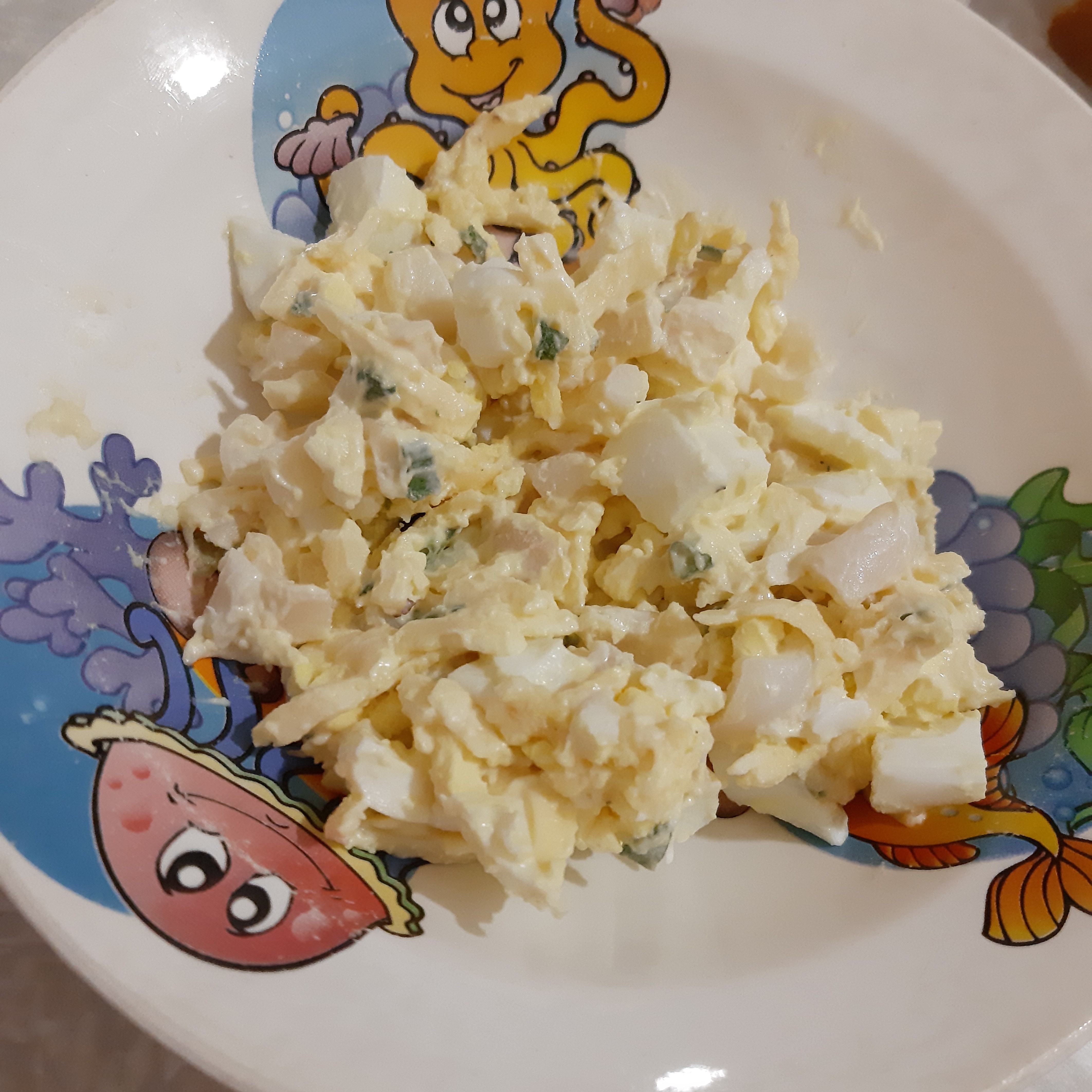 Салат с кальмарами, яйцами, сыром и чесноком