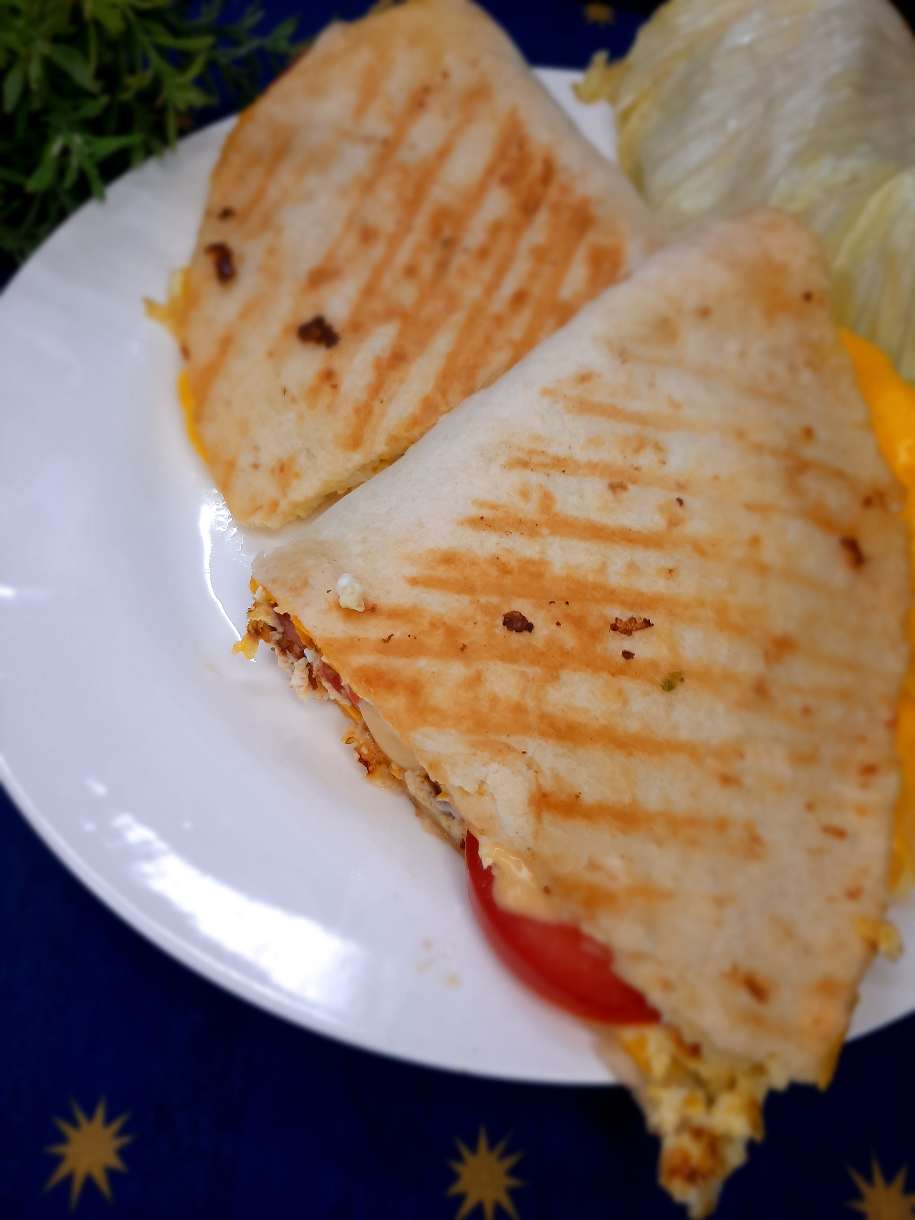 Омлет в лаваше с помидорами и сыром