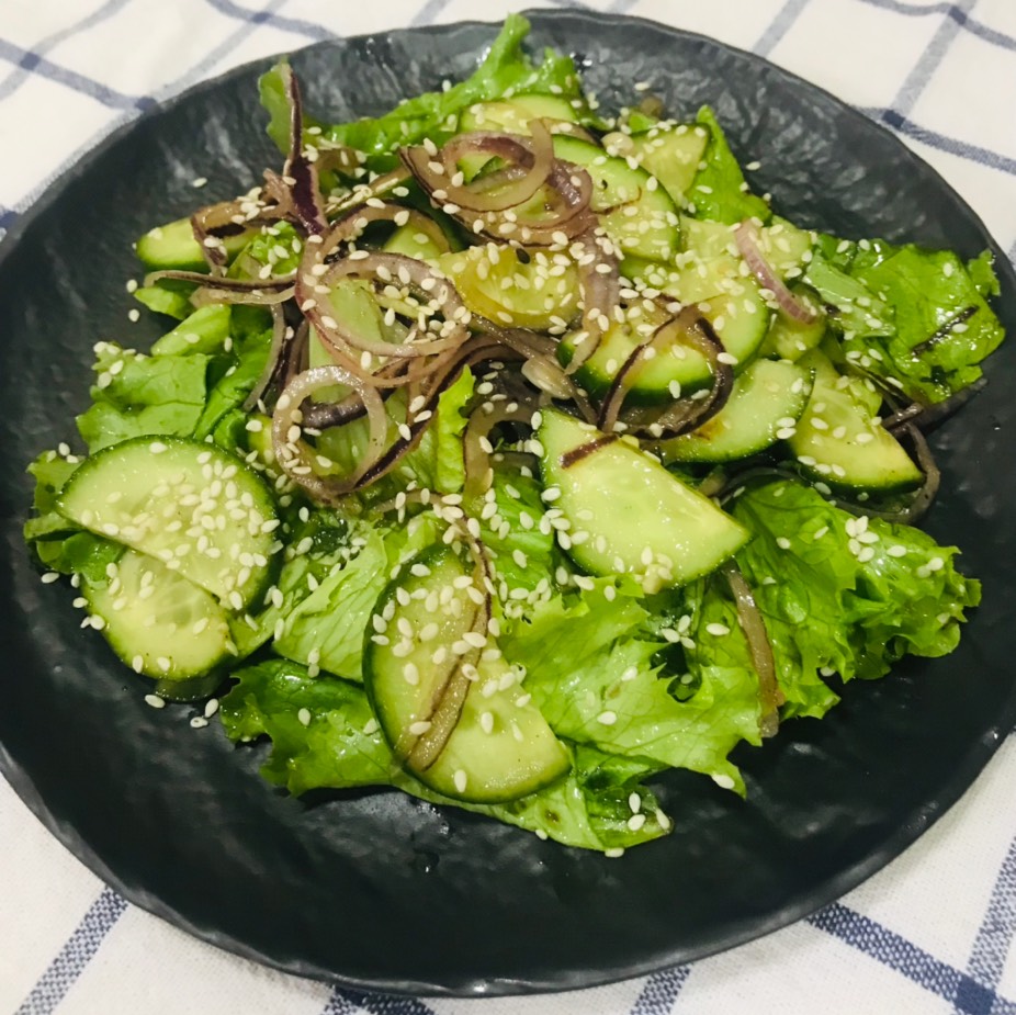Салат из огурцов, лука и салатных листьев