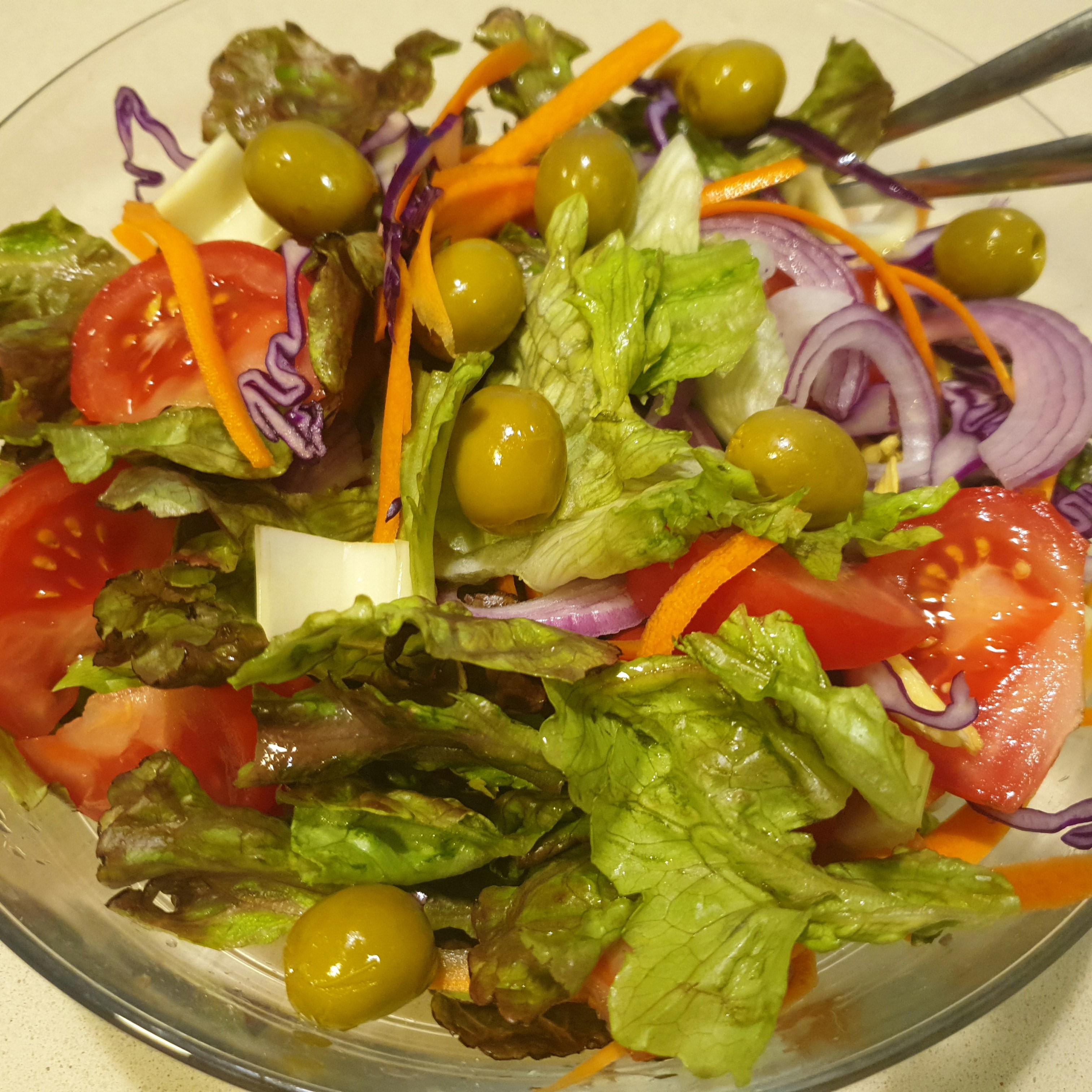 Салат со шпинатом, помидорами и оливками