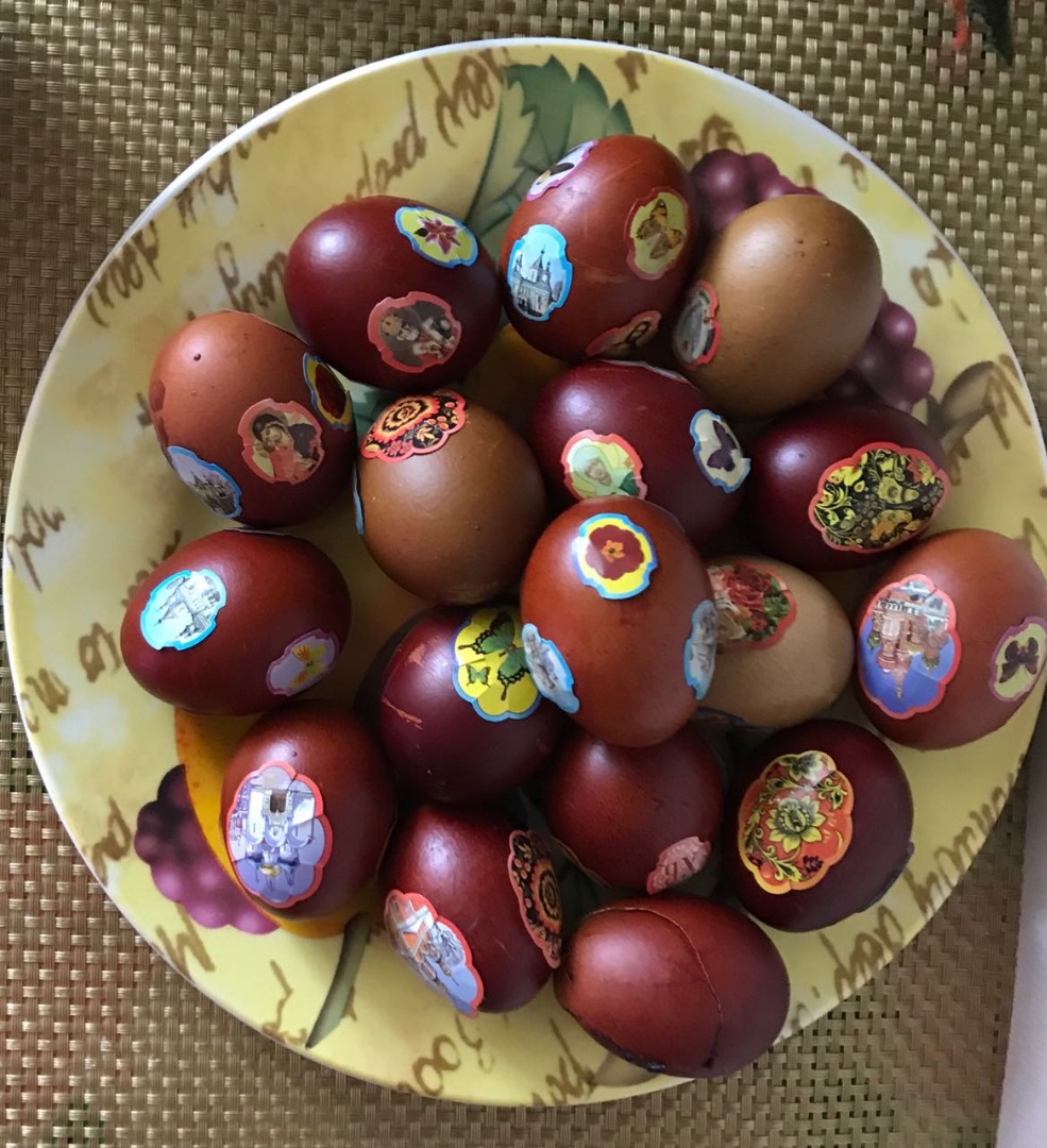 Крашенные яйца в луковой шелухе и зеленке