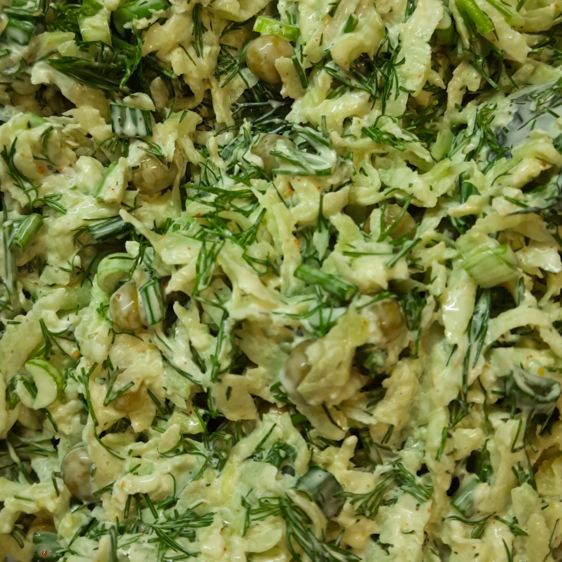 Зелёный салат из маргеланской редьки и горошка