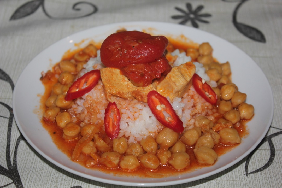 Курица с нутом и томатами в собственном соку, вариация на тему алжирской кухни (Джэж бальхумус)