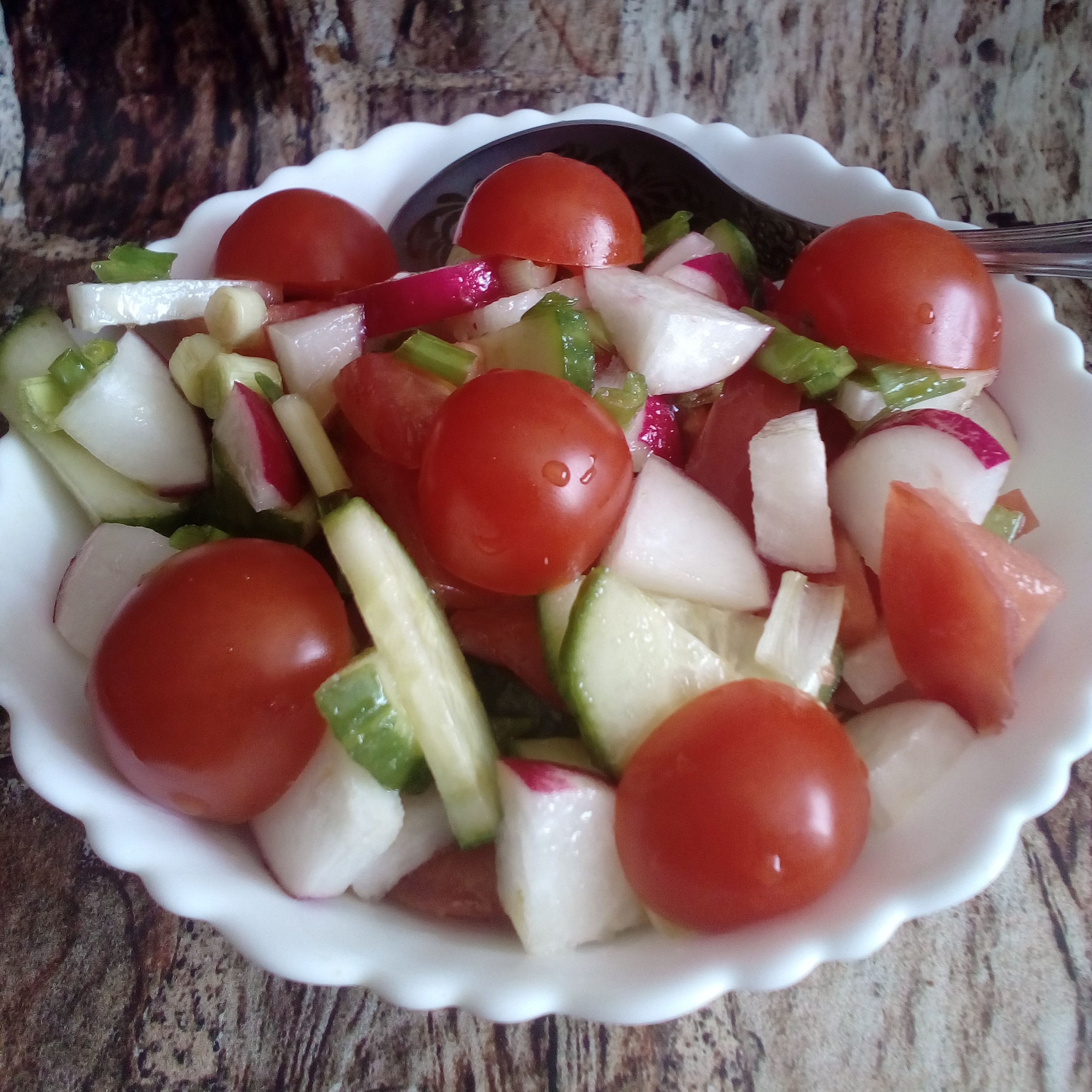 Салат весенний с помидорами, огурцом и редиской