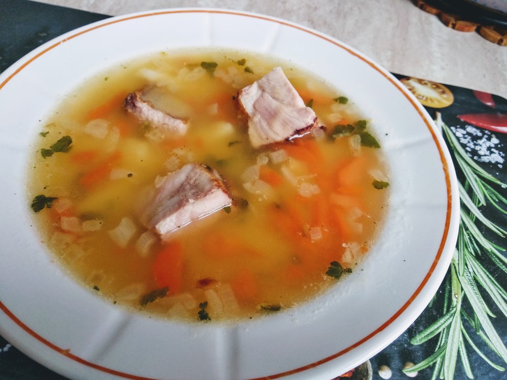 Гороховый суп с копчёными рёбрышками