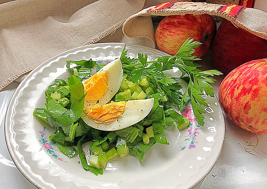 Огуречный салат с щавелем