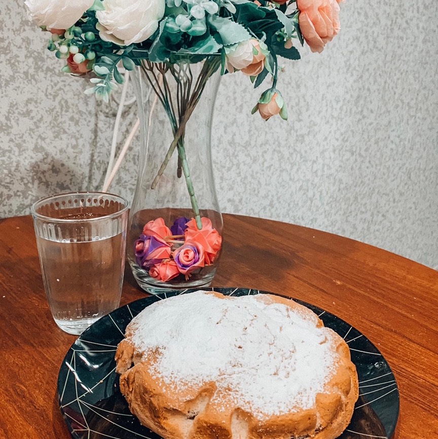 "Шарлотка с яблоками, корицей и мускатным орехом"