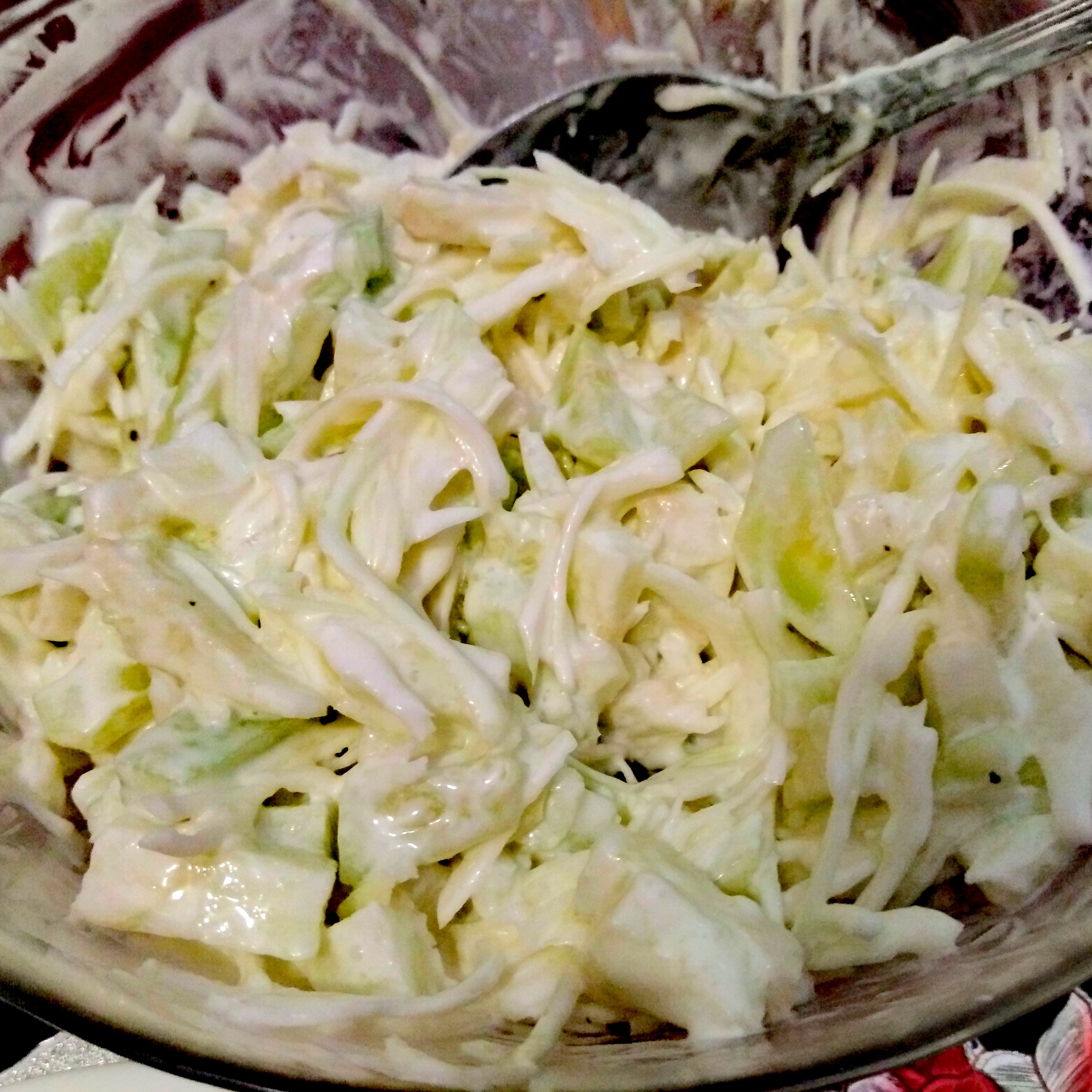 Салат из капусты с огурцом и яблоком