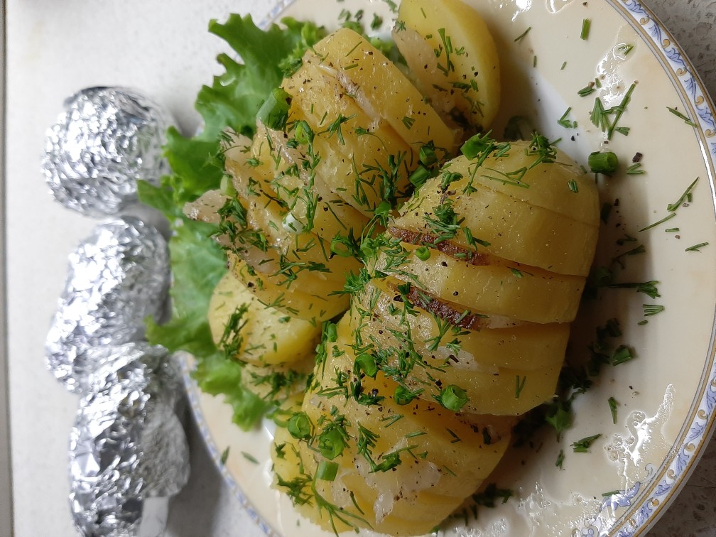 Молодая картошечка с салом в духовке