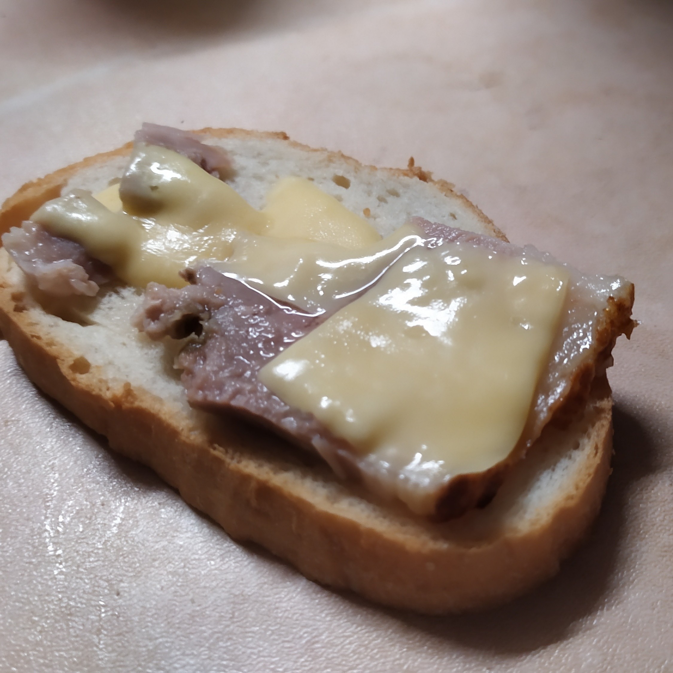 Горячий бутерброд 🍔 с колбасой