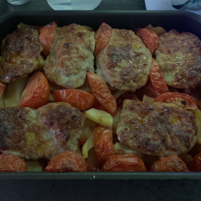Котлеты с картофелем и томатами в духовке