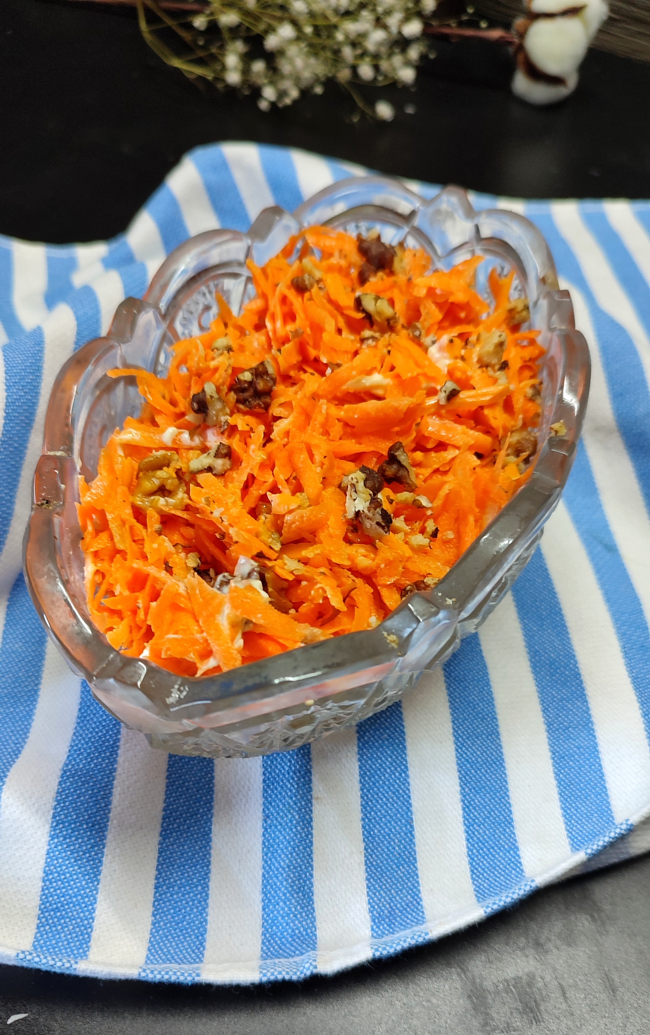 Салат из моркови с сыром, чесноком и орехами