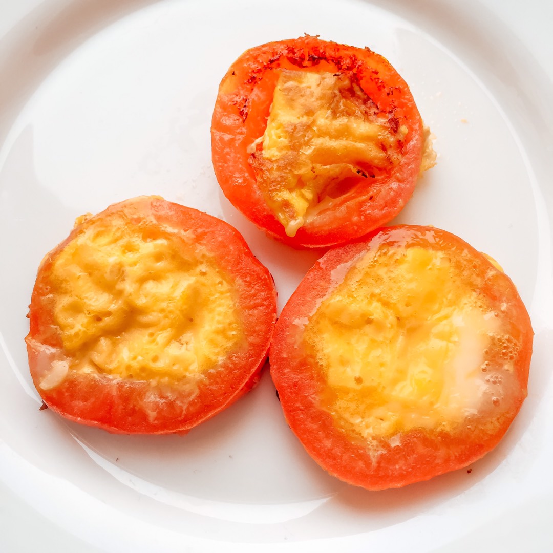 Сытный завтрак - омлет с помидорами 🥰
