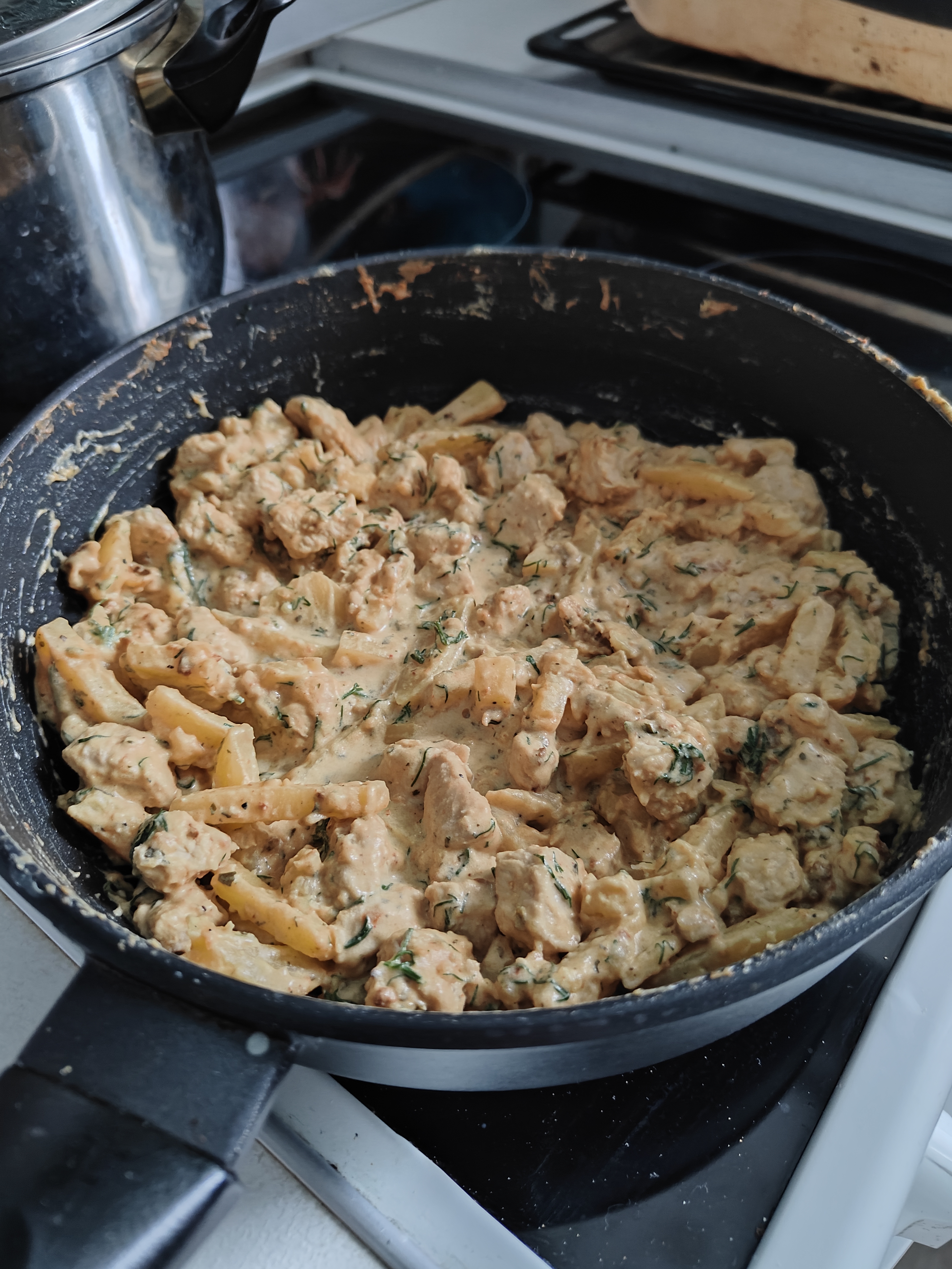 Куриная печень с картошкой в сметане