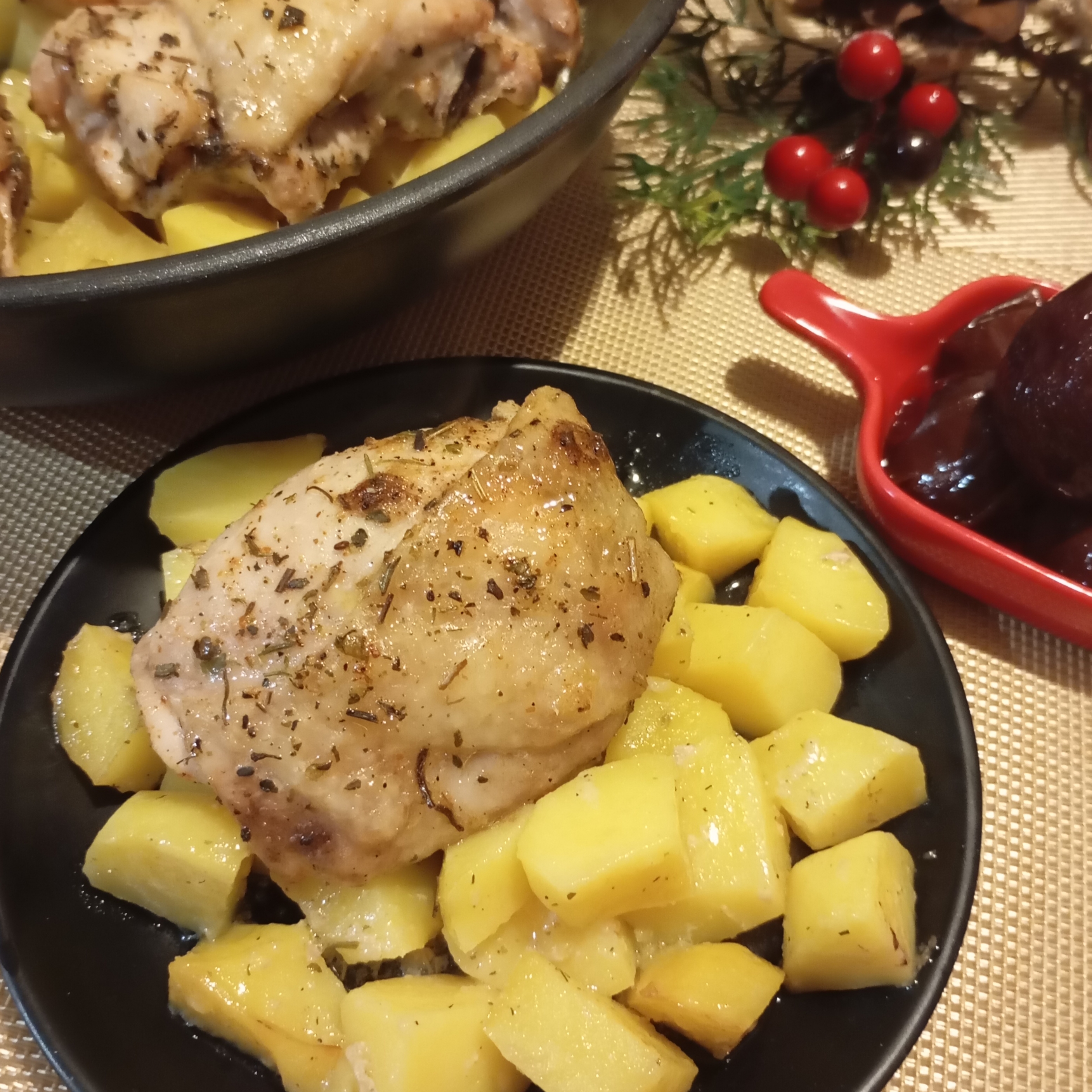 Пряное куриное мясо с картошкой в духовке