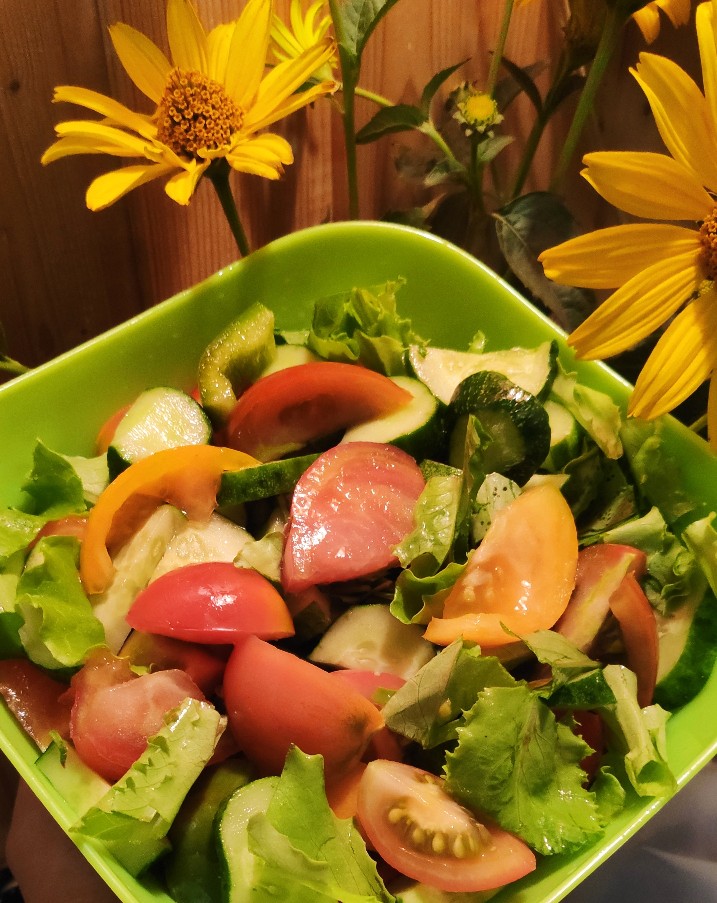 Салат из свежих овощей с домашним майонезом. 🥗