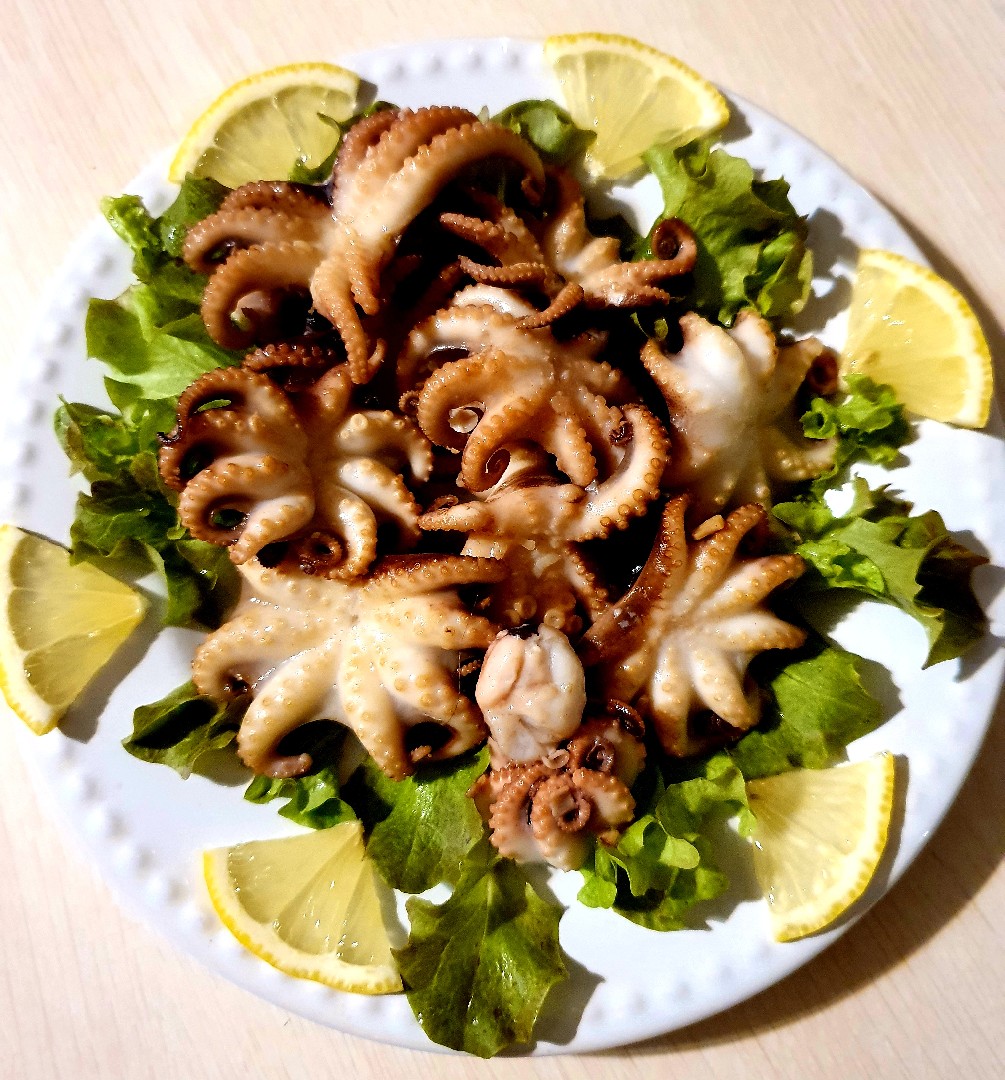 Беби осьминоги на гриле с картофелем
