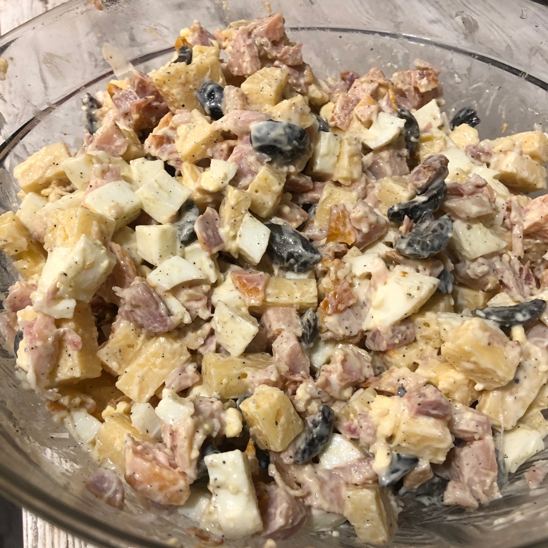 Нежный салат с оливками и копченой курицей