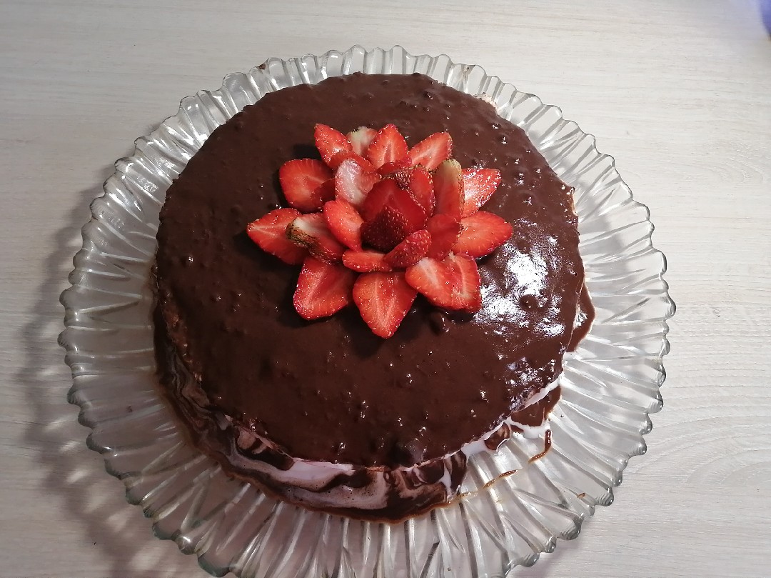 Бисквитный шоколадный торт "Клубника со сливками"