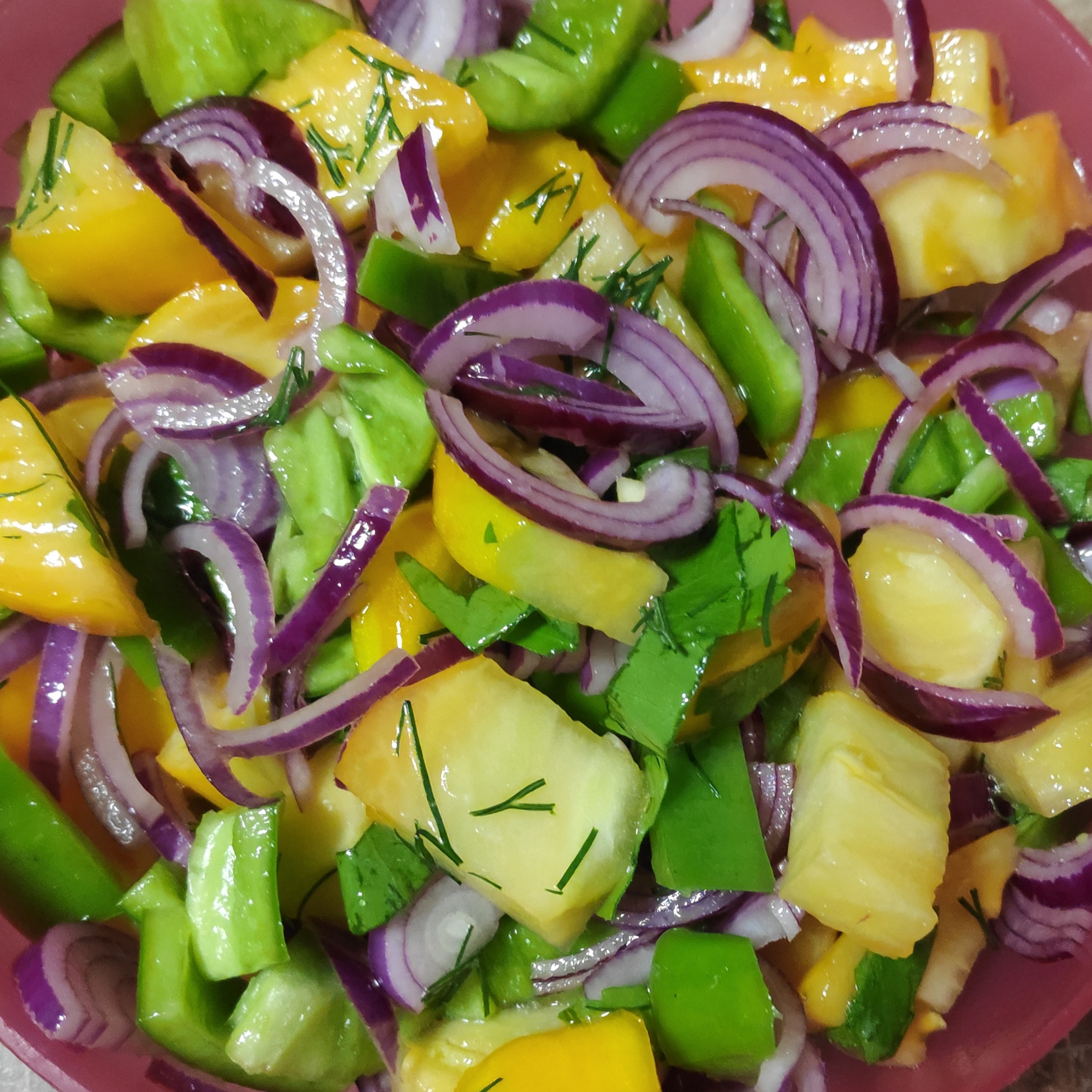 Салат из огурца, помидора, лука и перца