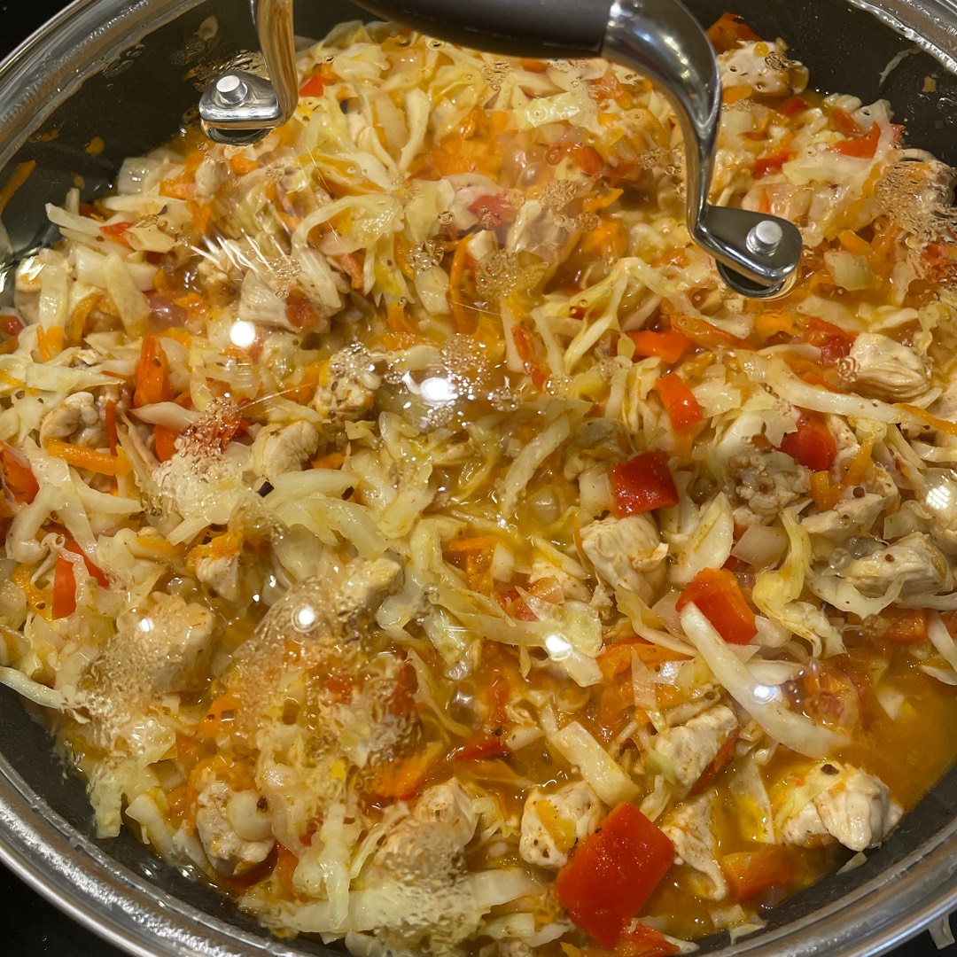 Тушеная капуста с куриной грудкой