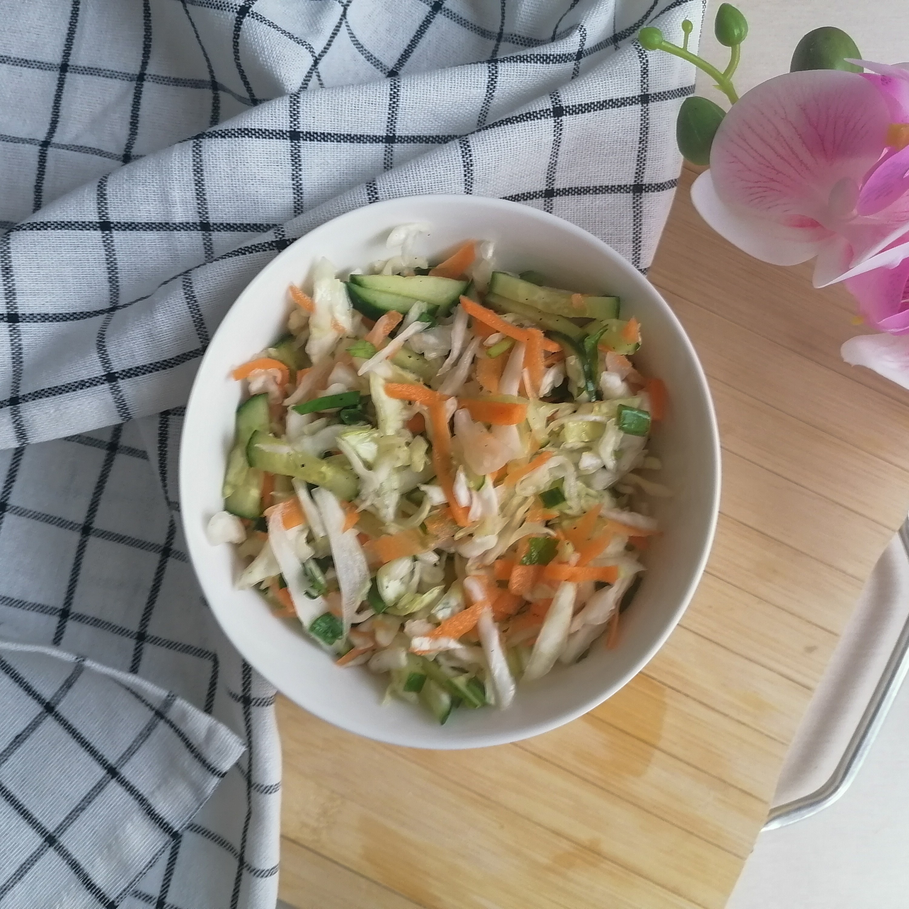 Салат из свежей капусты, моркови и огурца