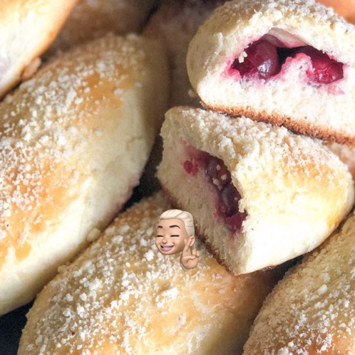 Пирожки с вишней🍒